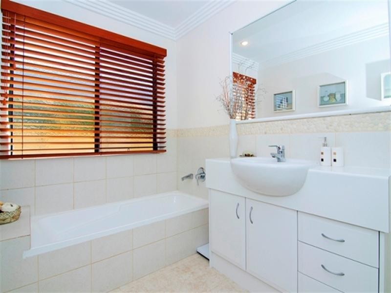 15 Waterside Esplanade, Helensvale QLD 4212