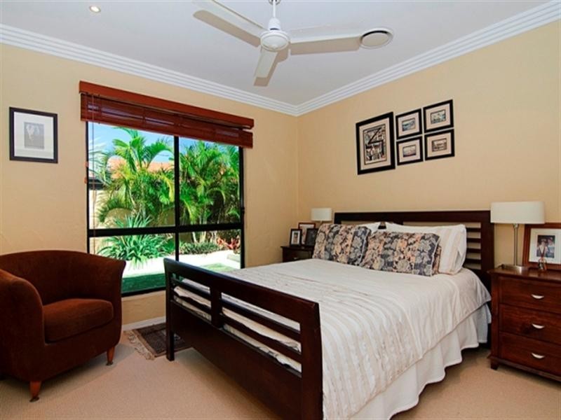 15 Waterside Esplanade, Helensvale QLD 4212