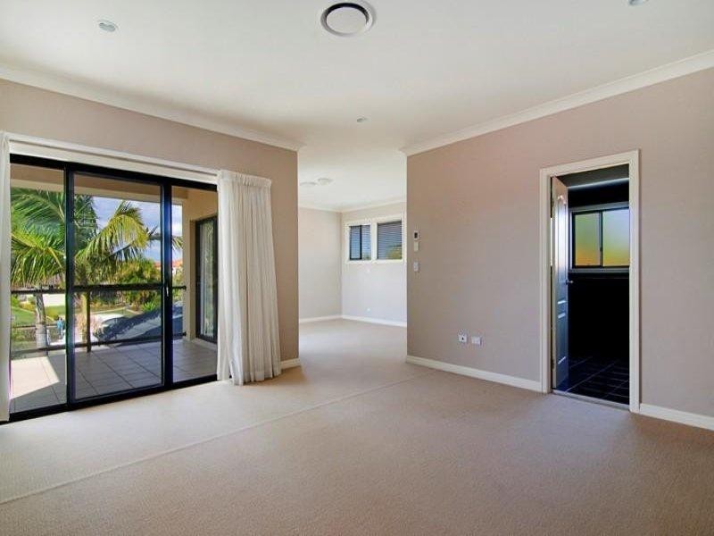 2142 Beaufort Way, Hope Island QLD 4212