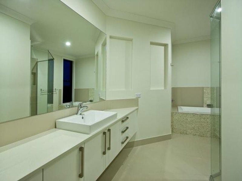 10 Harbourvue Court, Helensvale QLD 4212