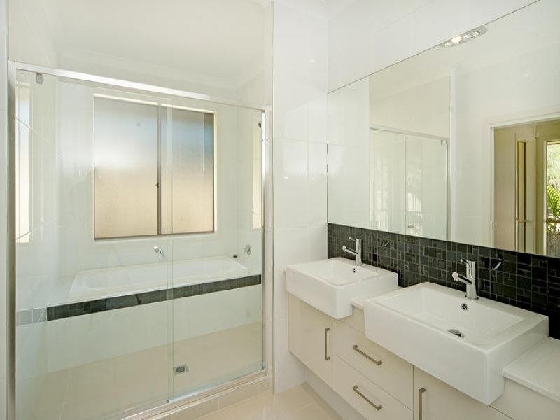 9139 Peter Senior Drive, Hope Island QLD 4212