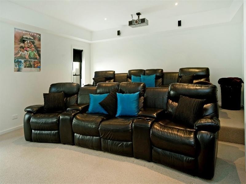 9125 Peter Senior Drive, Hope Island QLD 4212