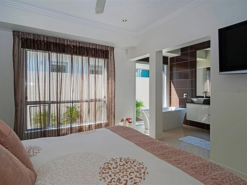 9119 Peter Senior Drive, Hope Island QLD 4212