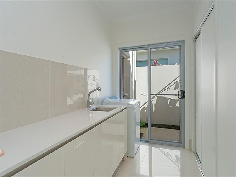 9119 Peter Senior Drive, Hope Island QLD 4212