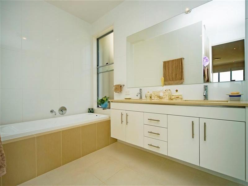 2252 Glengallon Way, Hope Island QLD 4212