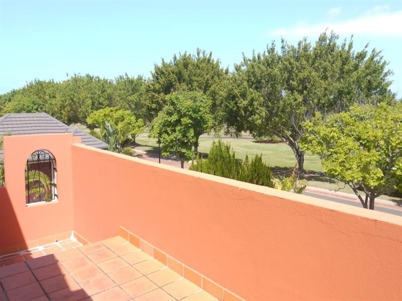 8215 Magnolia Drive West, Hope Island QLD 4212