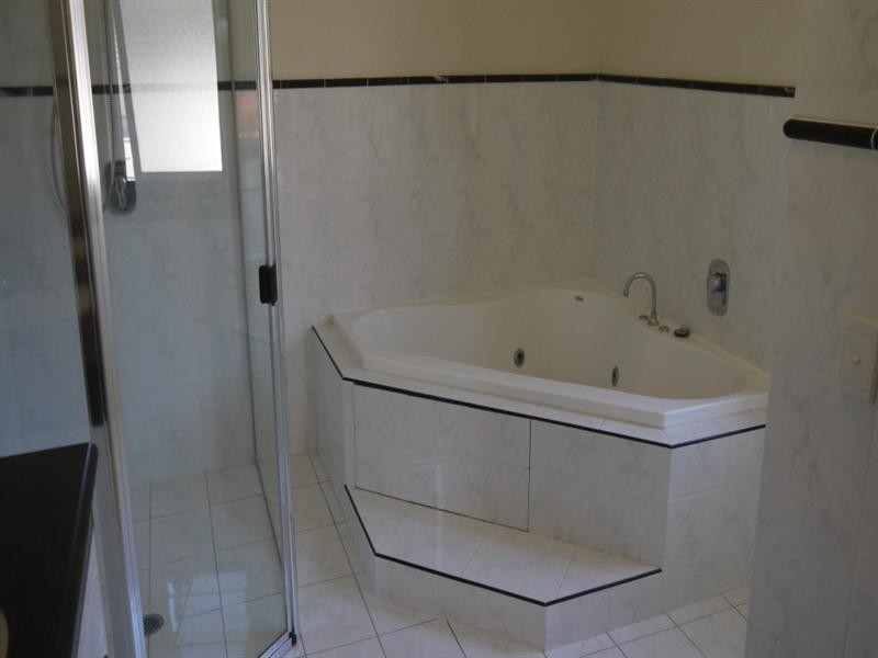 8215 Magnolia Drive West, Hope Island QLD 4212