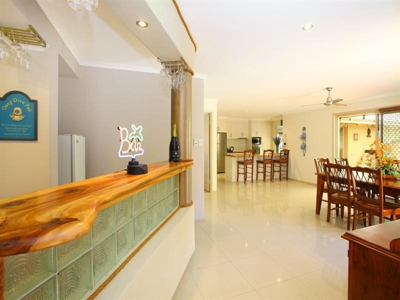 15 Riverdowns Crescent, Helensvale QLD 4212