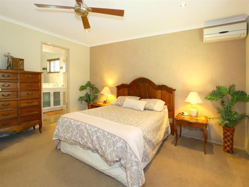 15 Riverdowns Crescent, Helensvale QLD 4212