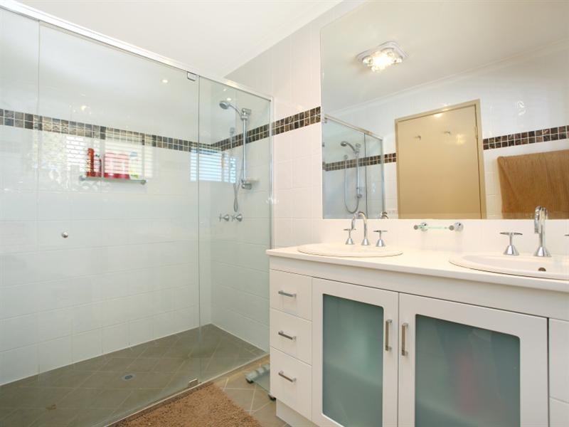 15 Riverdowns Crescent, Helensvale QLD 4212