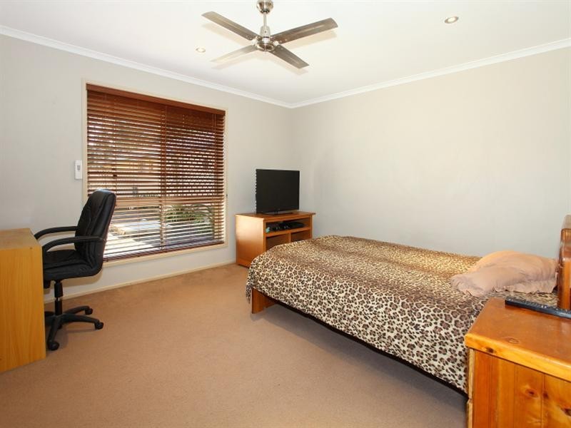 15 Riverdowns Crescent, Helensvale QLD 4212