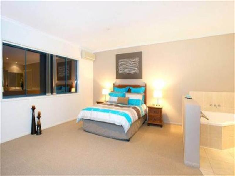 14 Calmwater Crescent, Helensvale QLD 4212