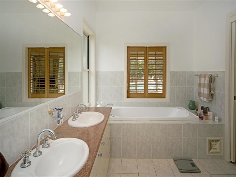 3172 Riverleigh Drive, Hope Island QLD 4212