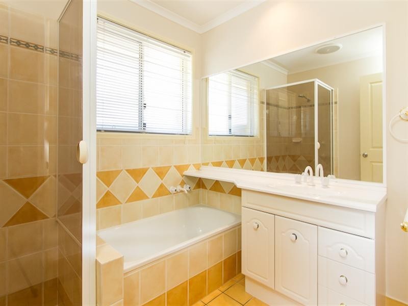 24 Rosswood Court, Helensvale QLD 4212