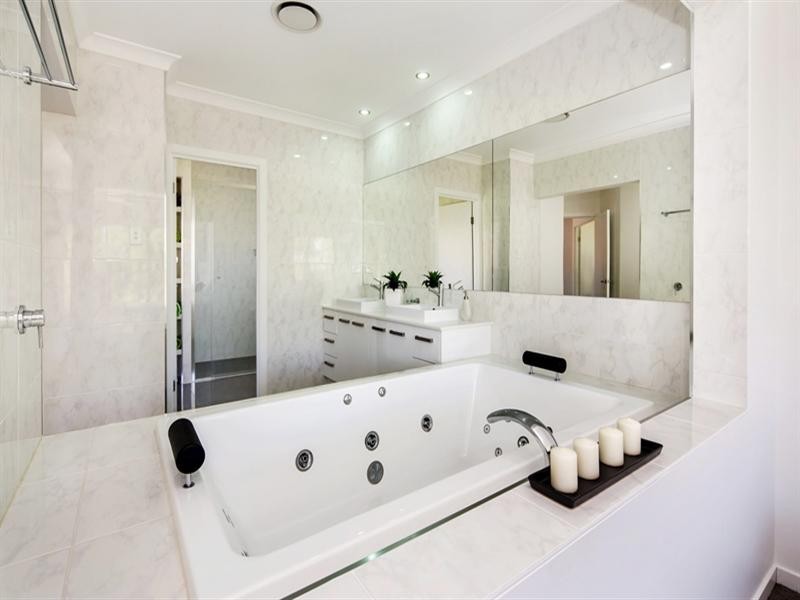 9112 Peter Senior Drive, Hope Island QLD 4212