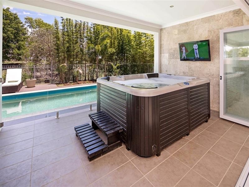 9112 Peter Senior Drive, Hope Island QLD 4212