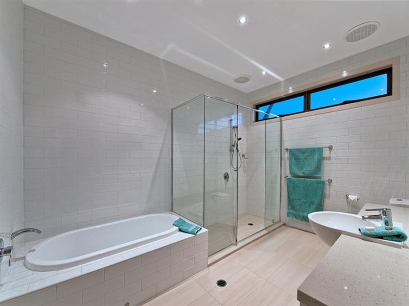 27 Serenity Boulevard, Helensvale QLD 4212