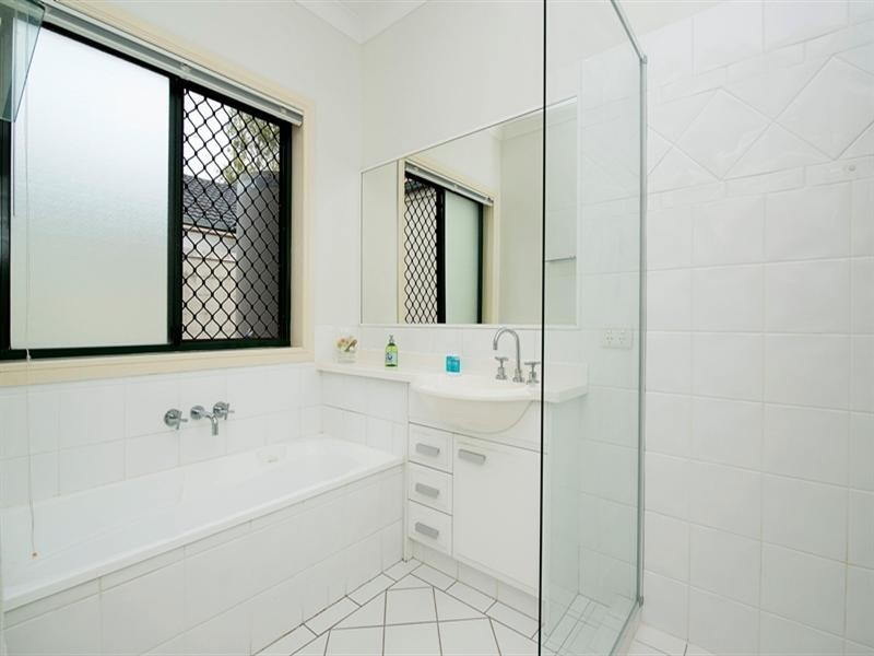 4 Steyning Court, Arundel QLD 4214