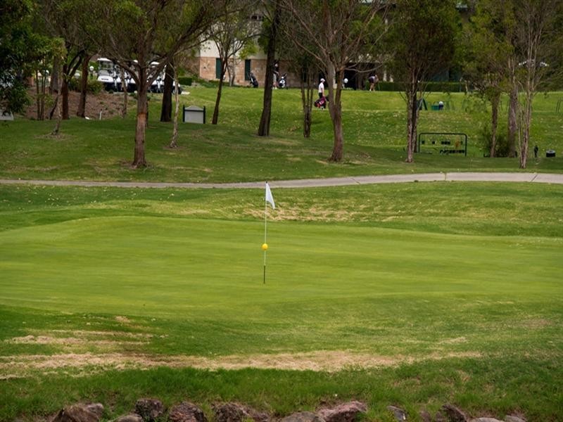 4 Steyning Court, Arundel QLD 4214