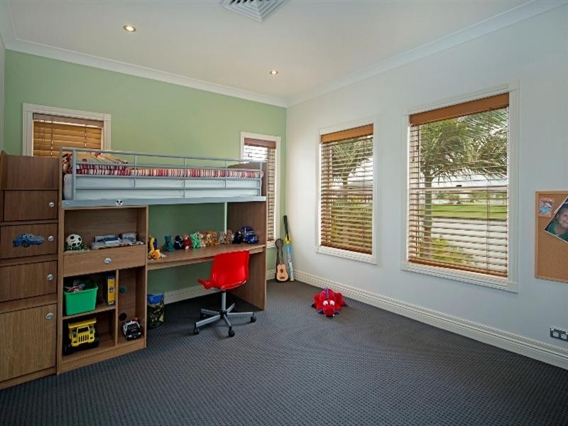 1663 Riverdale Drive, Hope Island QLD 4212