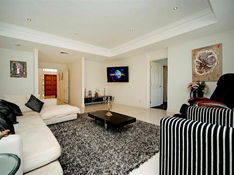 1663 Riverdale Drive, Hope Island QLD 4212