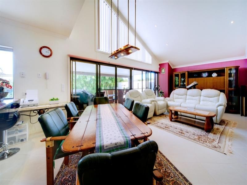 2554 Belmont Court, Hope Island QLD 4212