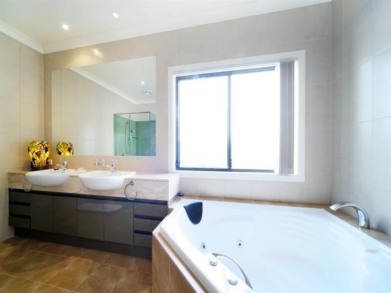 2554 Belmont Court, Hope Island QLD 4212