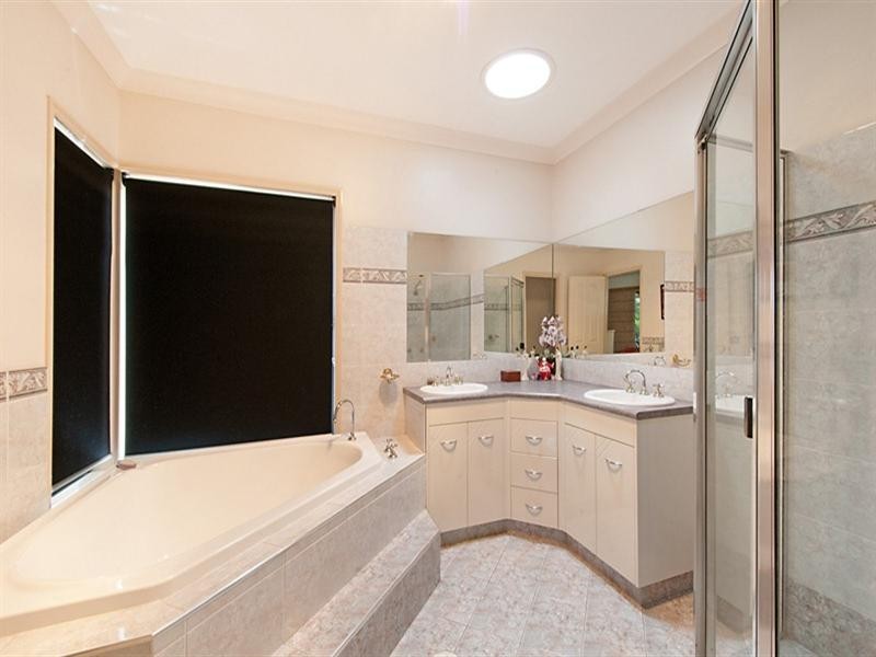 10 Eastbank Terrace, Helensvale QLD 4212