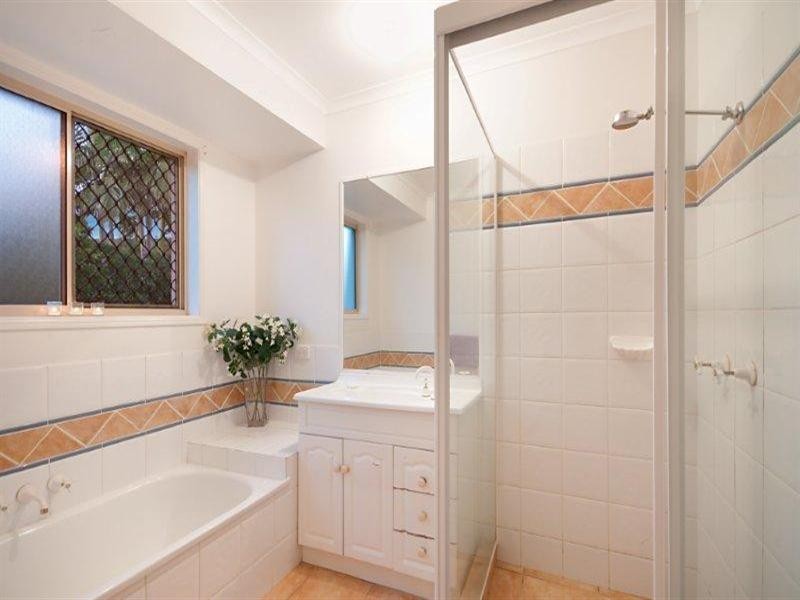 18 Lakeshore Drive, Helensvale QLD 4212