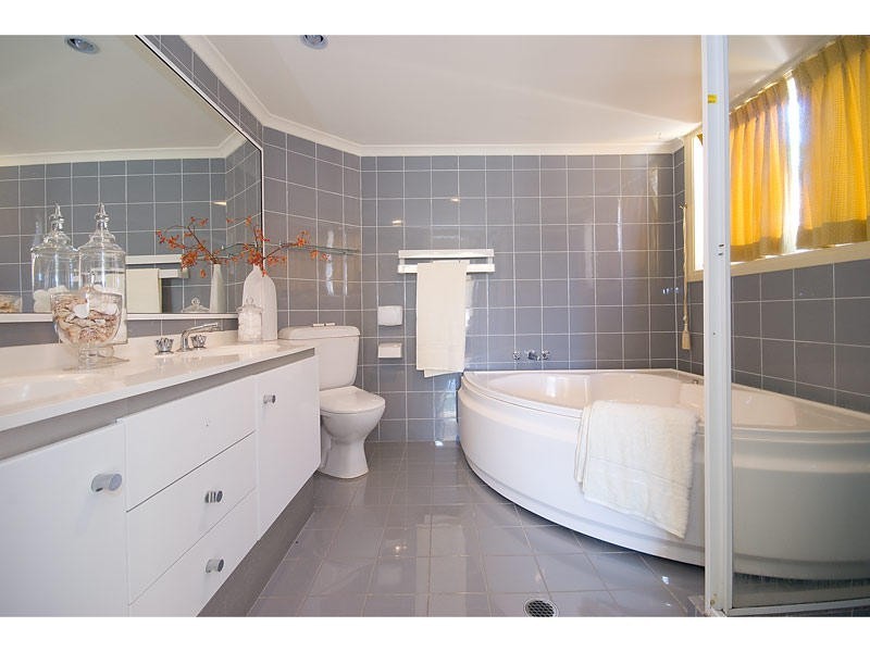 32 Kincardine Drive, Benowa QLD 4217