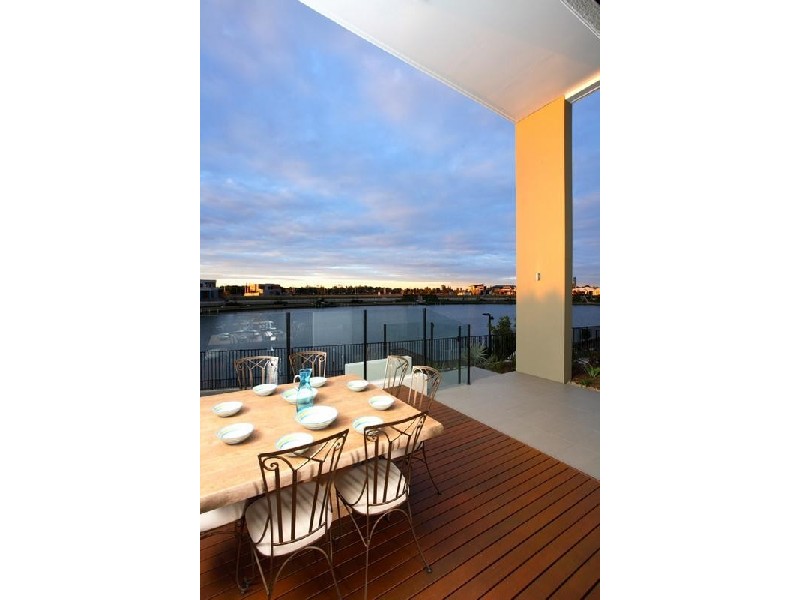 5023 Emerald Islands Drive, Emerald Lakes, Carrara QLD 4211