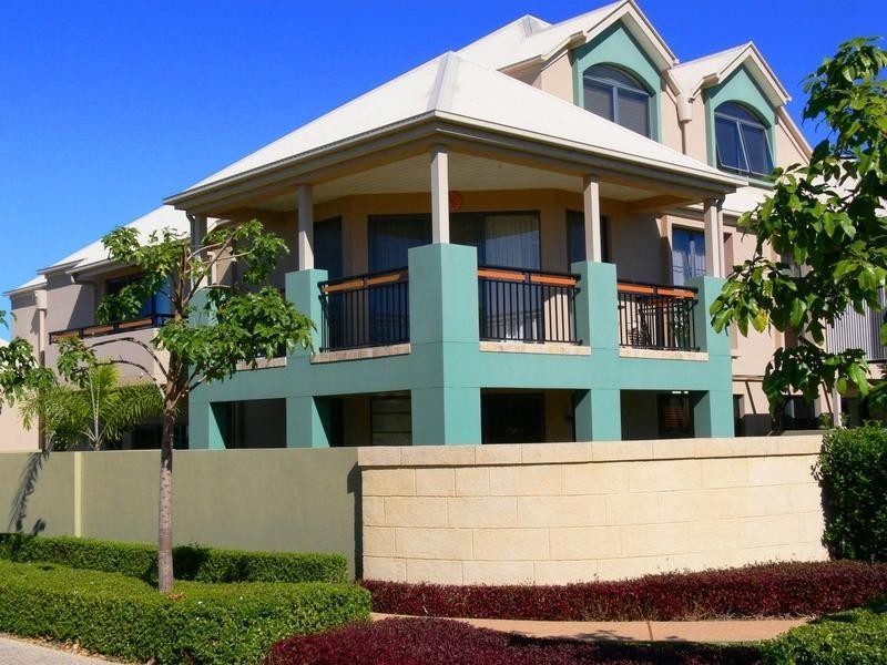 2064 The Vistas, Emerald Lakes, Carrara QLD 4211