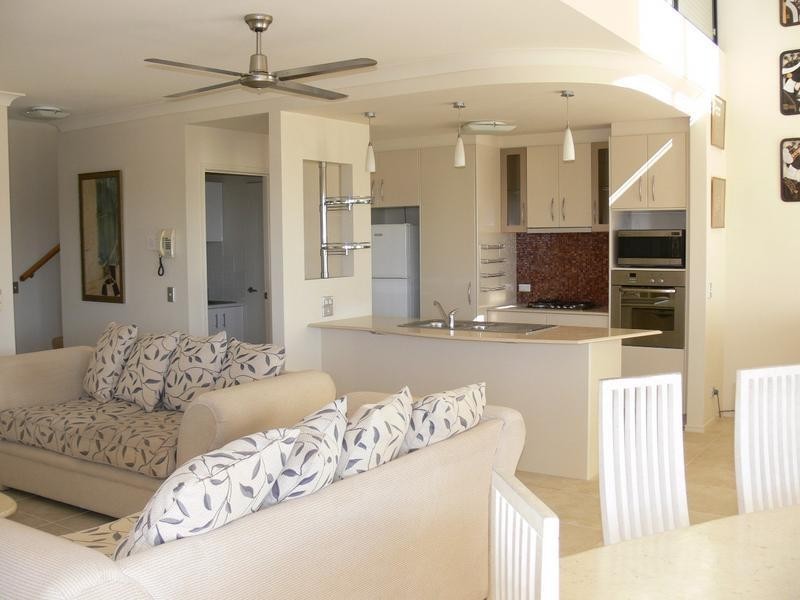 2064 The Vistas, Emerald Lakes, Carrara QLD 4211