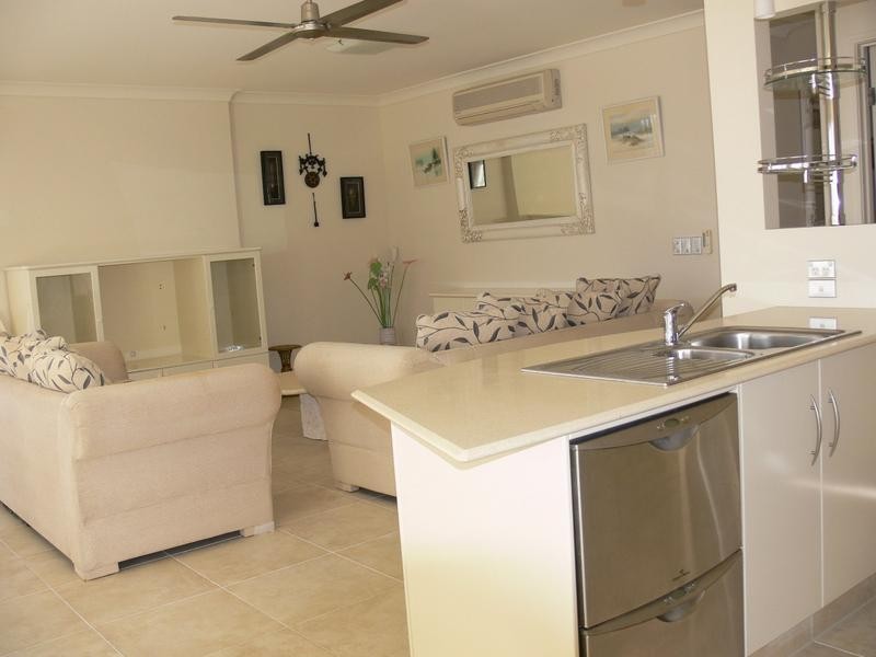 2064 The Vistas, Emerald Lakes, Carrara QLD 4211