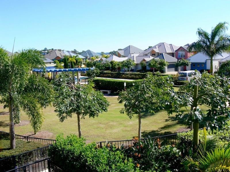 2064 The Vistas, Emerald Lakes, Carrara QLD 4211