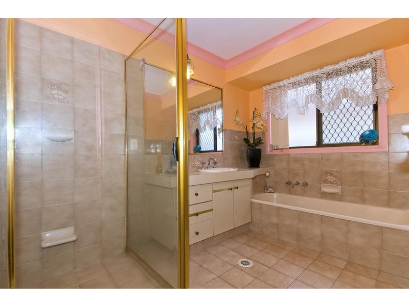 27 Inveray Avenue, Benowa QLD 4217