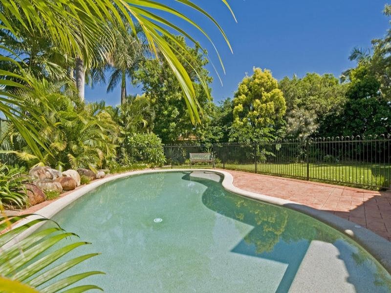 9 Roderick Court, Benowa QLD 4217