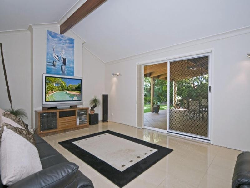 9 Roderick Court, Benowa QLD 4217