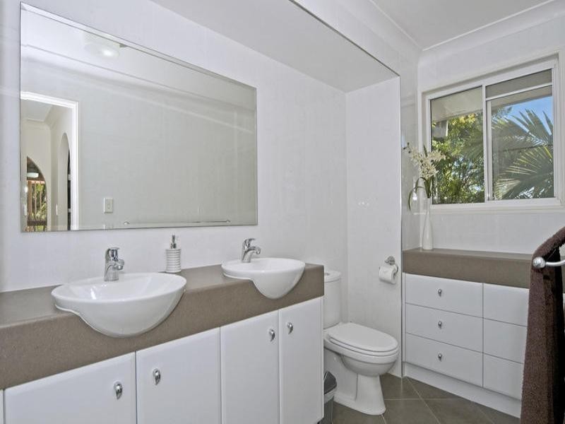 9 Roderick Court, Benowa QLD 4217