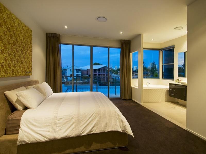 2/13a Vespa Crescent, Surfers Paradise QLD 4217