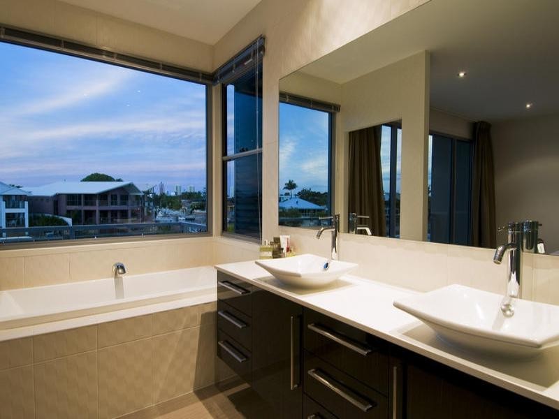 2/13a Vespa Crescent, Surfers Paradise QLD 4217