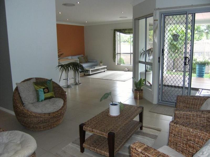4 Hallmark Court, Ashmore QLD 4214