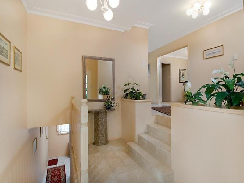 15 Carcoola Street, Benowa QLD 4217