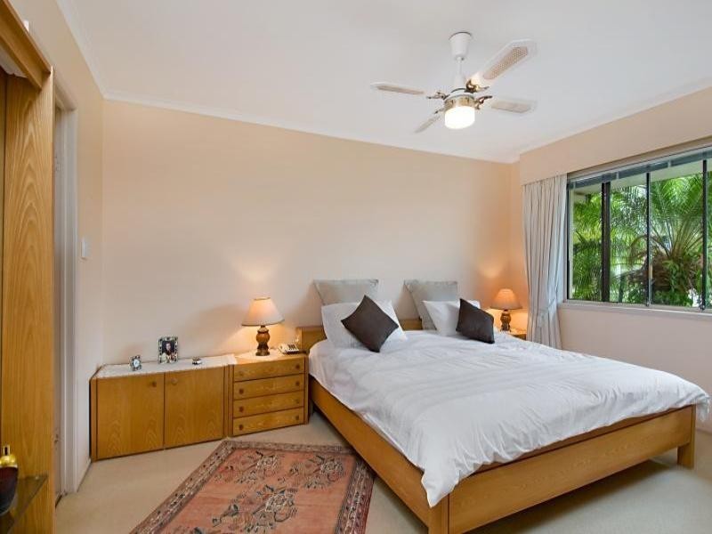 15 Carcoola Street, Benowa QLD 4217