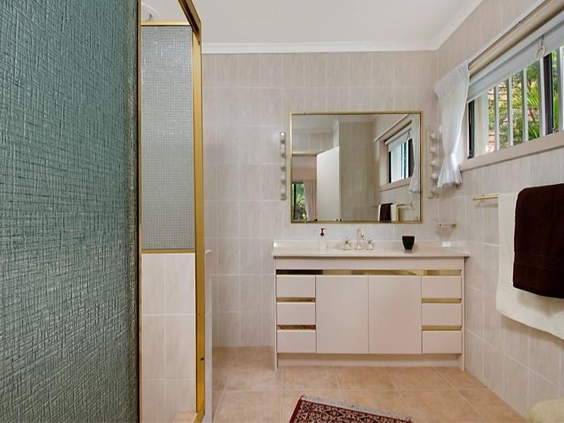 15 Carcoola Street, Benowa QLD 4217