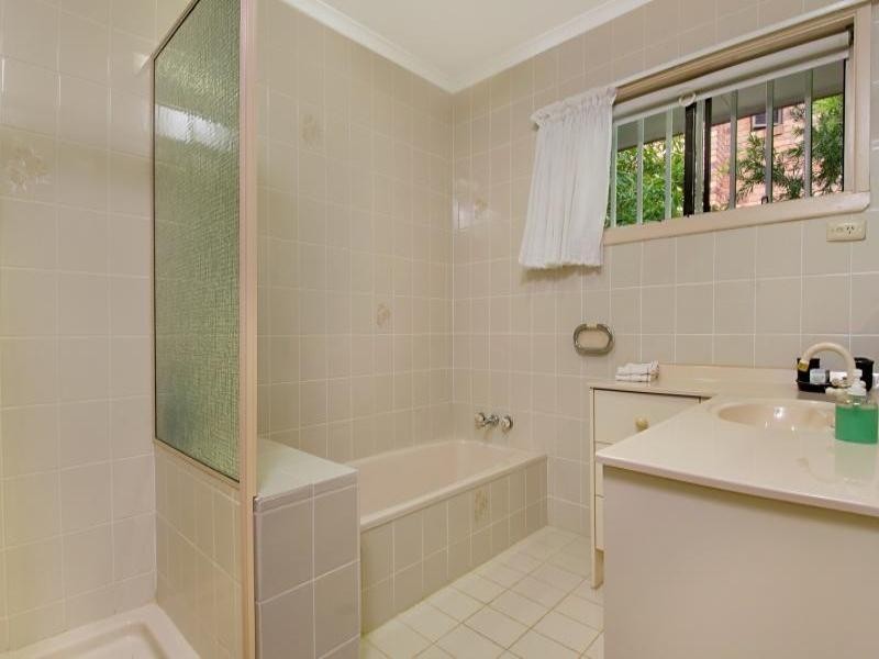 15 Carcoola Street, Benowa QLD 4217