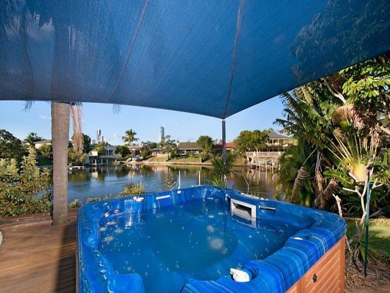 18 La Spezia Court, Isle Of Capri QLD 4217
