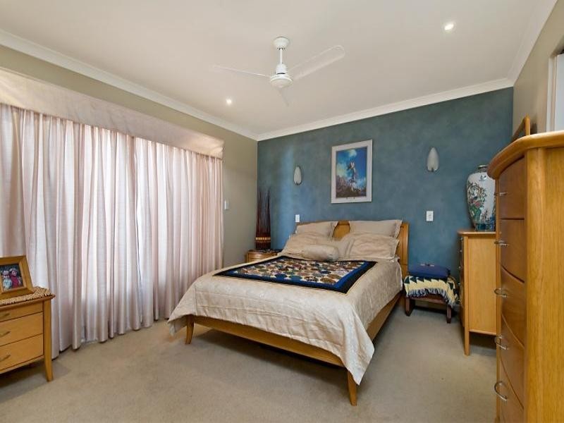18 La Spezia Court, Isle Of Capri QLD 4217