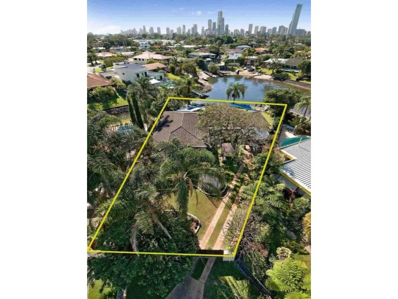 18 La Spezia Court, Isle Of Capri QLD 4217
