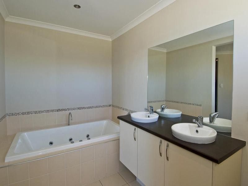 14 Casuarina Drive, Molendinar QLD 4214